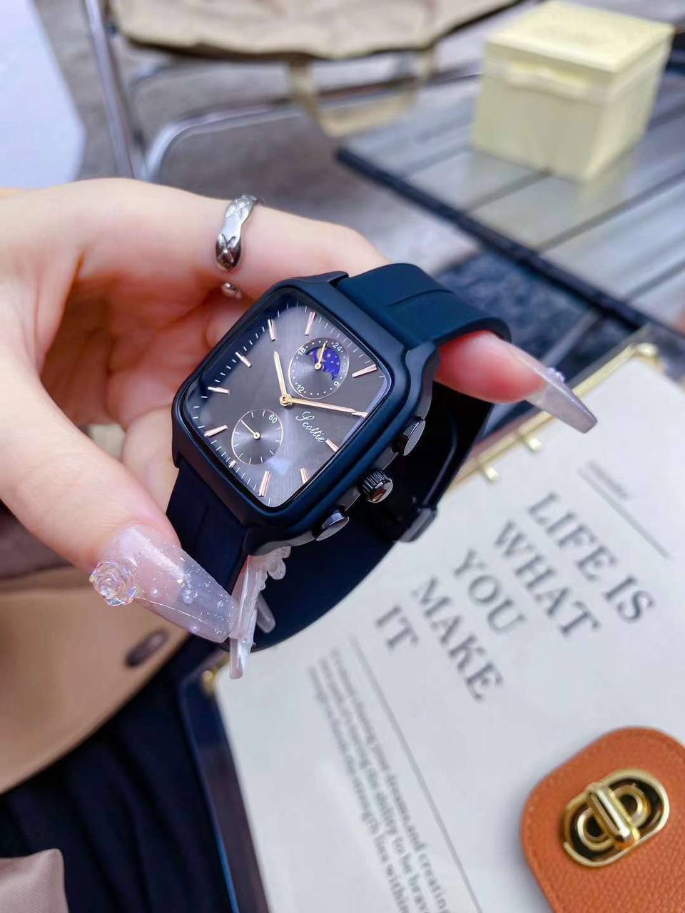 Sincroniza tu vida con el universo: Scottie Edición Especial, un reloj que te guía a través de la fase lunar.